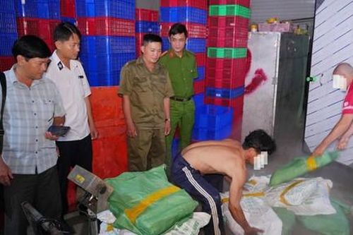 Phát hiện hơn 5 tấn thịt không rõ nguồn gốc tại 2 cơ sở
