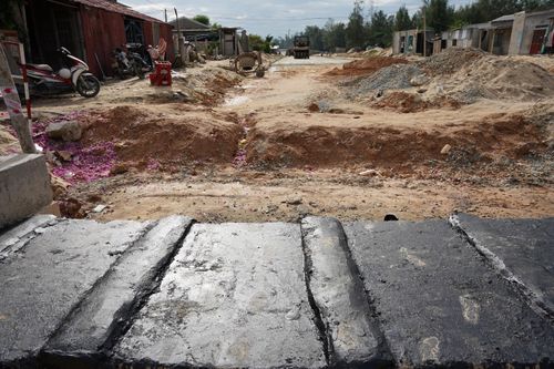 Vì sao đường dẫn cầu vượt biển dài nhất miền Trung ì ạch, ngổn ngang?