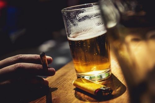 Uống bia để dễ ngủ, lập trình viên sốc khi mỡ máu cao gấp đôi mức báo động