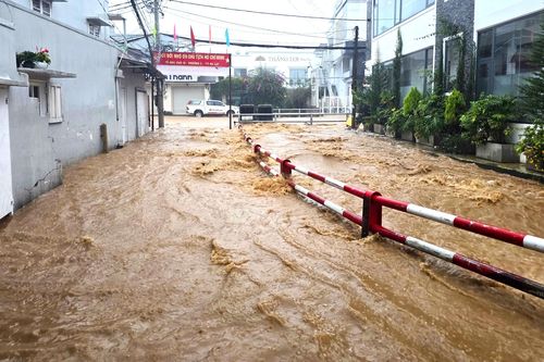 Mưa hơn 2 giờ, đường Đà Lạt biến thành sông