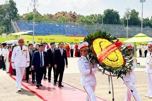 Đoàn đại biểu Đảng bộ phường Đống Đa báo công dâng Bác