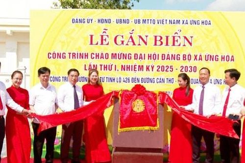 Xã Ứng Hòa gắn biển công trình chào mừng Đại hội Đảng bộ các cấp