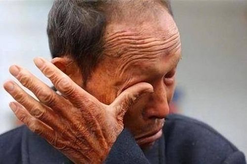 Tuổi già kiệt quệ của cụ ông 70 tuổi vì con cháu 'gặm nhấm' không buông