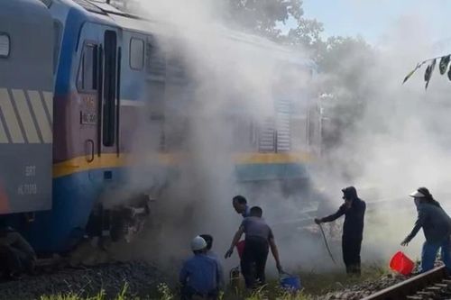 Đầu máy tàu SE4 gặp sự cố ở Huế, bốc khói khi đang lưu thông