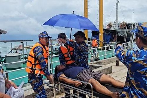 Tàu hải quân kịp thời đưa ngư dân gặp nạn đi cấp cứu