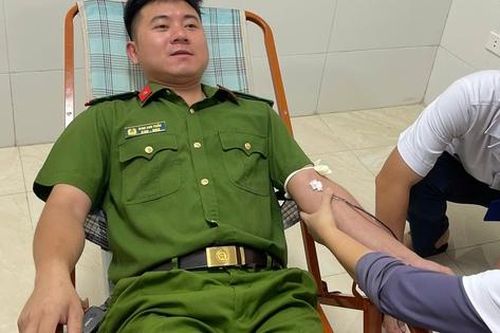 Chiến sĩ công an xã miền núi hiến máu cứu bệnh nhân nguy kịch