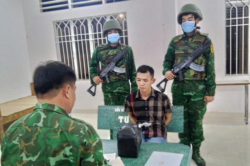 Bắt quả tang nam thanh niên vận chuyển 3,7kg ma túy từ Campuchia vào Việt Nam