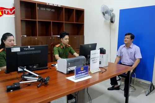 Phường Dương Nội hoàn thành cấp đổi thẻ đảng viên theo mẫu mới