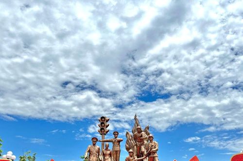Quảng Ninh: Khánh thành Tượng đài 'Công an nhân dân vì dân phục vụ'