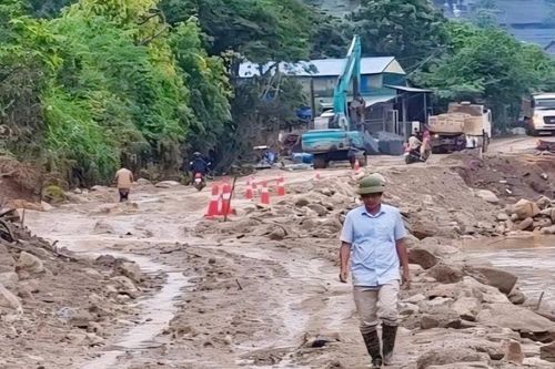 Điện Biên: Phân luồng, khắc phục đường giao thông hư hỏng do mưa lũ