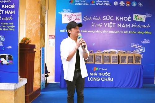 Long Châu và Trường Giang mang yêu thương đến bà con A Lưới, Huế