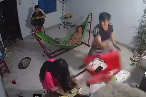 Clip anh trai dùng ghế đánh em gái ở Quảng Ngãi