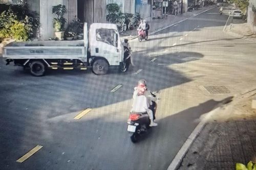 Xe tải lao như bay ở Quảng Ngãi, hất văng người phụ nữ gần chục mét giữa ngã tư