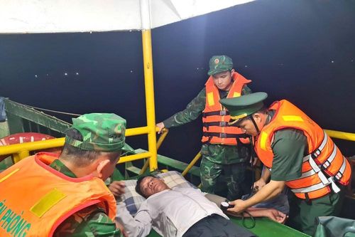 Đồn Biên phòng kịp thời cứu trợ ngư dân gặp nạn trên biển