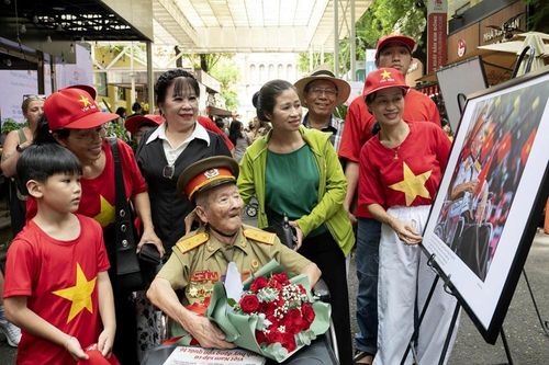 Ra mắt sách ảnh và khai mạc triển lãm '50 năm niềm vui thống nhất'