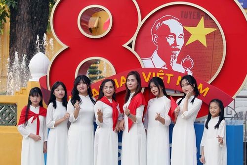 Lan tỏa tình yêu nước với tà áo dài và hình ảnh lá cờ Tổ quốc