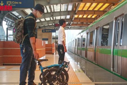 Hanoi Metro khuyến cáo hạn chế mang xe đạp gấp gắn pin lithium lên tàu