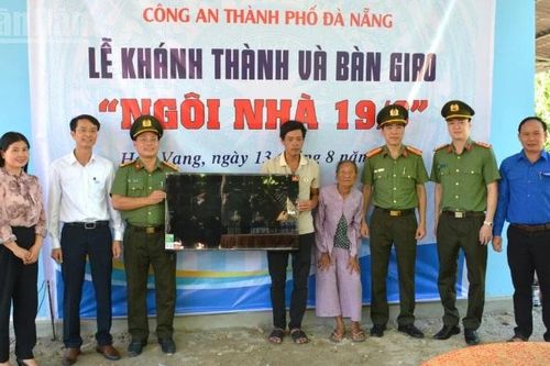 Tuổi trẻ Công an Đà Nẵng tặng 'Ngôi nhà 19/8' cho gia đình chính sách