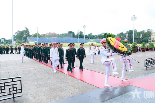 Binh chủng Tăng thiết giáp báo công dâng Bác nhân dịp Đại hội đại biểu Đảng bộ Binh chủng lần thứ XII