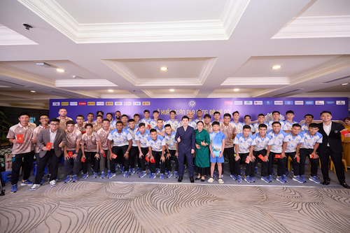 Hà Nội FC xuất quân, ra mắt cửa hàng bán vật phẩm lưu niệm
