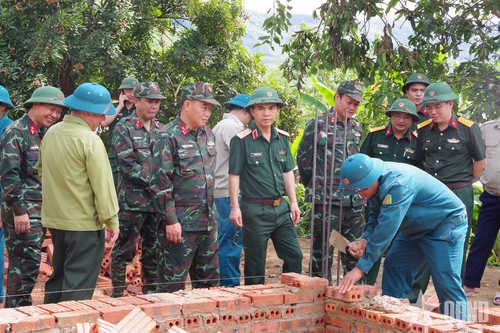 Sơn La: Bộ tư lệnh Quân khu 2 kiểm tra tiến độ xây dựng nhà ở cho các hộ dân bị thiệt hại do thiên tai