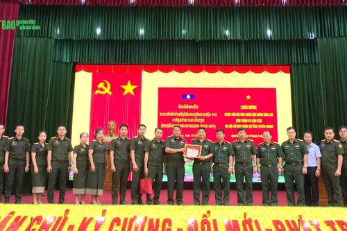 Đoàn báo Quân đội nhân dân Lào thăm và làm việc tại Bộ CHQS tỉnh Tuyên Quang