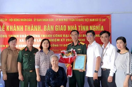 Xã Củ Chi bàn giao nhà tình nghĩa cho con của Mẹ Việt Nam Anh hùng Nguyễn Thị Lắng