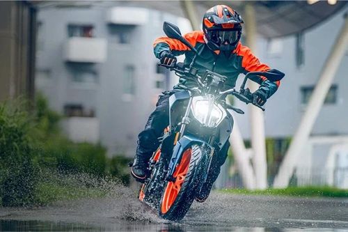 KTM 160 Duke 2025 từ 55,4 triệu đồng, 'đối thủ' Yamaha MT-15