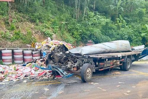 Xe tải đâm vào tường phòng vệ lốp bên phải đường, tài xế tử vong