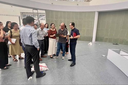 Thứ trưởng Lê Thị Thu Hằng kiểm tra công tác chuẩn bị không gian trưng bày của ngành Ngoại giao tại Triển lãm thành tựu đất nước