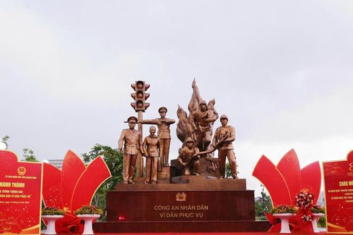Khánh thành công trình Tượng đài 'Công an Nhân dân vì dân phục vụ'