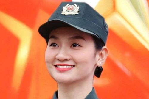 Chân dung nữ đại úy quật ngã nhóm 'quái xế' trên phố đi bộ Hồ Gươm