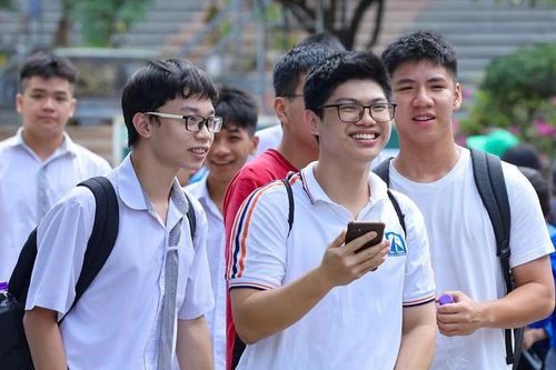 Sau khi biết điểm chuẩn, thí sinh cần làm gì để chắc chắn trúng tuyển đại học?