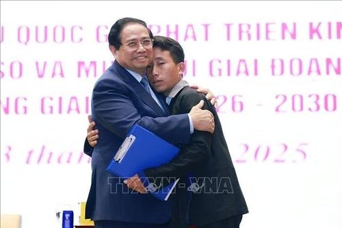 Thủ tướng Phạm Minh Chính động viên 'người hùng' Trưởng bản Mùa A Thi