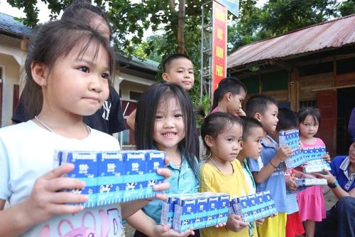 Vinamilk, báo Tiền Phong mang yêu thương về với bà con vùng lũ Nghệ An