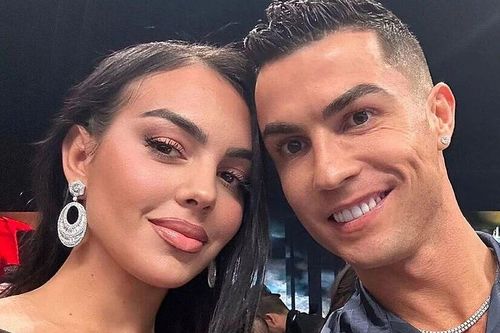 C. Ronaldo mất gần 10 năm để cầu hôn bạn gái