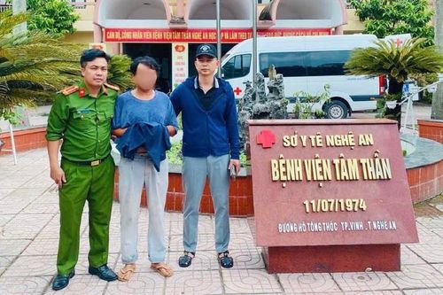 Khống chế người đàn ông cầm dao đe dọa người đi đường