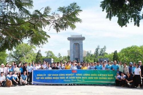 Lớp bồi dưỡng nhận thức về Đảng khu vực Quảng Ngãi học tập thực tế qua hành trình về nguồn tại các 'địa chỉ đỏ'