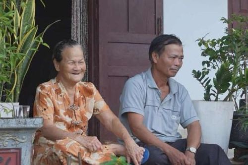 Nhận nuôi đứa trẻ 8 tháng từ năm 17 tuổi, mẹ già mòn mỏi tìm cội nguồn cho con