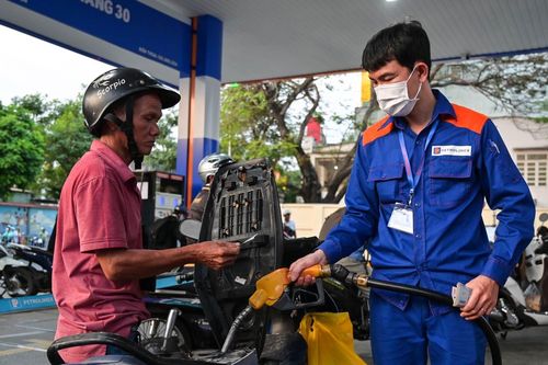 Dự báo giá xăng ngày mai: Sẵn sàng cho cú 'quay xe'