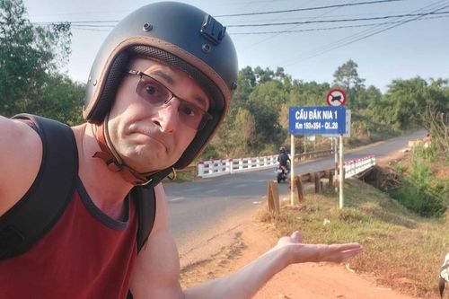 Anh Tây kể kỷ niệm phượt xuyên Việt, cứ cởi khẩu trang là người khác 'giật mình'