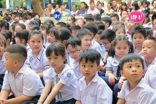 Toàn bộ học sinh ở Khánh Hòa mặc chung đồng phục áo trắng, quần xanh
