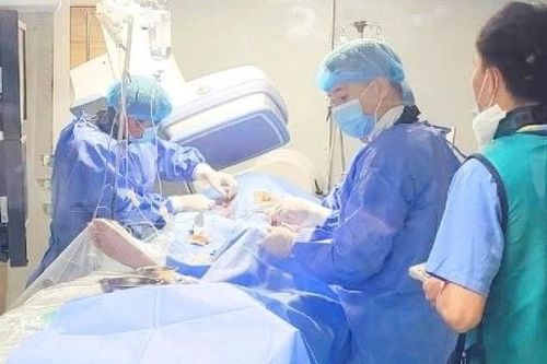 16 nhân viên y tế sốc điện gần 2 giờ cứu trái tim người đàn ông ngừng đập