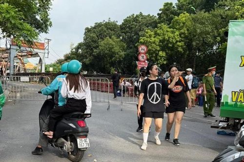 Cầu Long Biên bất ngờ bị cấm để quay phim, dân bức xúc vì tắc đường kéo dài