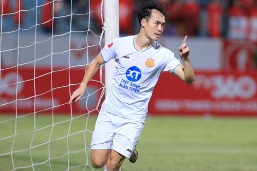Văn Toàn phẫu thuật thành công, lỡ hẹn lượt đi V-League và tuyển Việt Nam