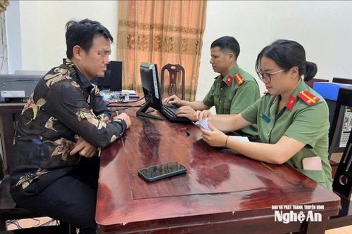 Công an xã Tương Dương xử phạt đối tượng đăng tin sai sự thật về một trưởng bản trên mạng xã hội