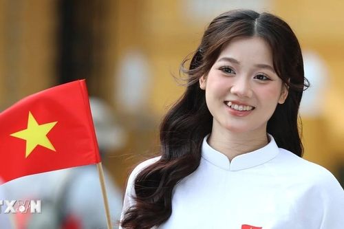 Lan tỏa tình yêu nước với tà áo dài và hình ảnh lá cờ Tổ quốc
