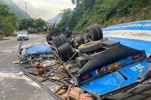 Phú Thọ: Lái xe tải không làm chủ tốc độ, tự gây tai nạn và tử vong