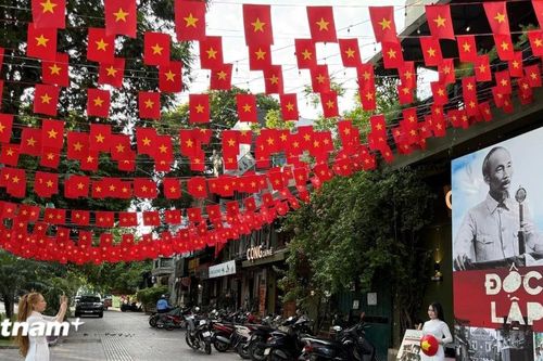 Dạo quanh Thủ đô dưới cờ đỏ sao vàng rực rỡ