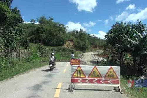 Cận cảnh ổ gà, 'hố tử thần' kinh hoàng trên Quốc lộ 40B đoạn qua Quảng Ngãi